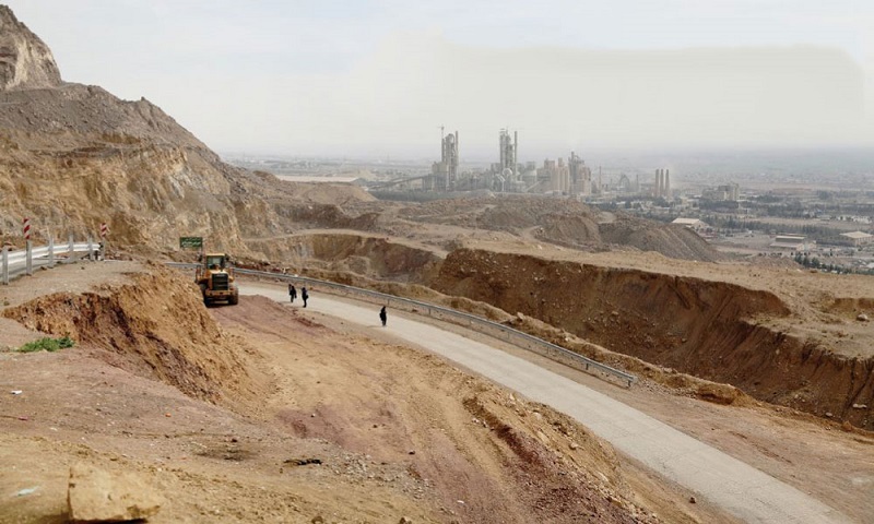  انتقال ۵۰۰هزار کامیون سنگ از کوه به کارخانه سیمان تهران 